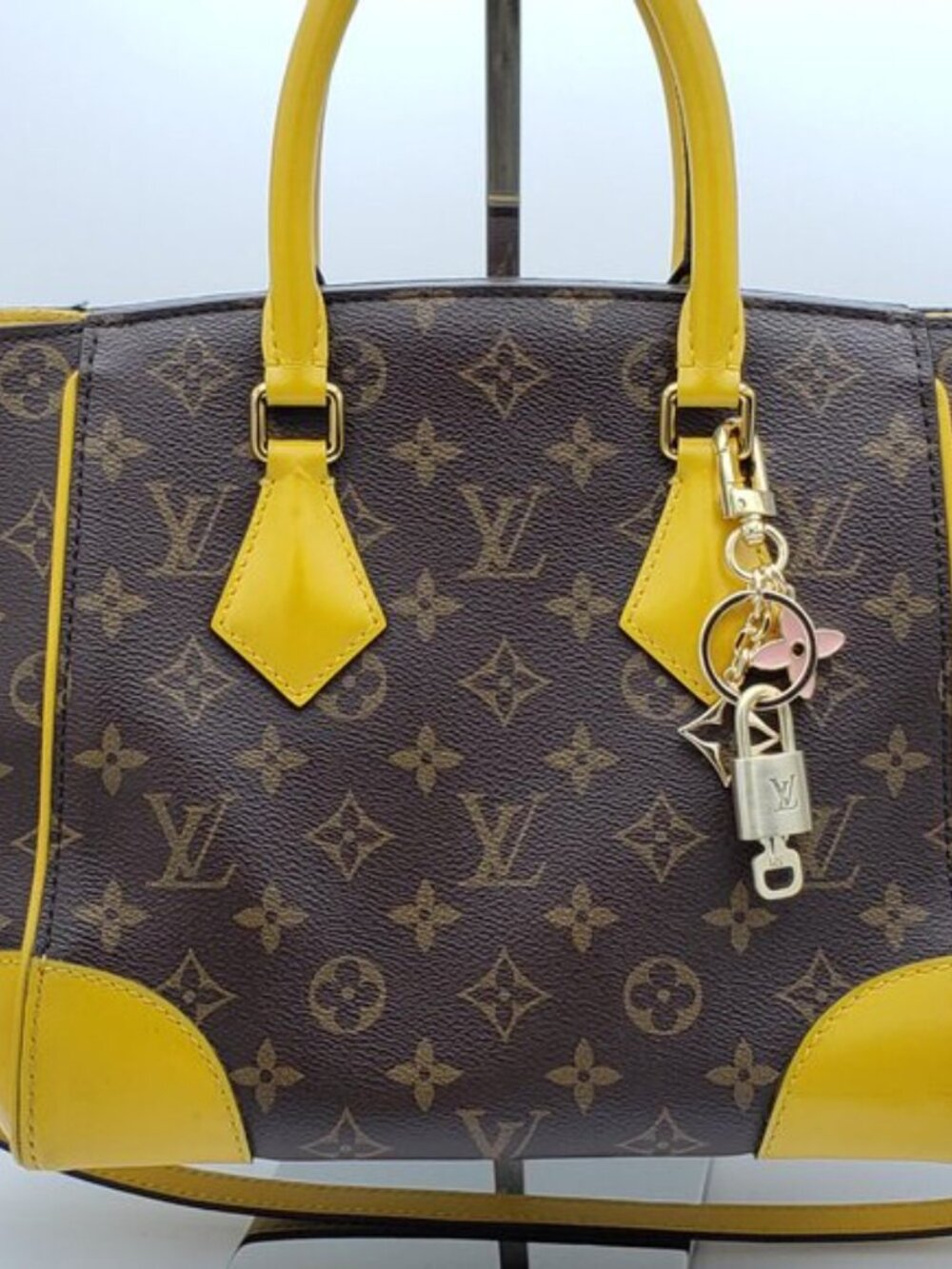 Authentic Louis Vuitton Gold Lock 🔒 Keychain Bag Unbranded Flower Charm LV - Picture 3 of 11